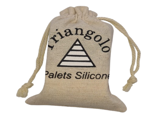 Triangolo : jeu de palets innovant 4-en-1 pour intérieur et extérieur. Fabriqué en Bretagne, ce jeu en bois offre plusieurs modes de jeu sur un plateau triangulaire unique. Idéal pour les familles, amis, et événements. Adapté à tous les âges (3-103 ans) et aux personnes à mobilité réduite. Comprend 12 palets (6 bois, 6 silicone) et une double face de jeu. Dimensions : 80x70x10 cm. Parfait pour camping, plage, maison, bars, écoles. Alternative moderne au palato et aux jeux de palets traditionnels. 