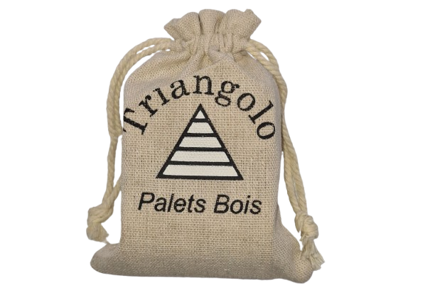 Triangolo : jeu de palets innovant 4-en-1 pour intérieur et extérieur. Fabriqué en Bretagne, ce jeu en bois offre plusieurs modes de jeu sur un plateau triangulaire unique. Idéal pour les familles, amis, et événements. Adapté à tous les âges (3-103 ans) et aux personnes à mobilité réduite. Comprend 12 palets (6 bois, 6 silicone) et une double face de jeu. Dimensions : 80x70x10 cm. Parfait pour camping, plage, maison, bars, écoles. Alternative moderne au palato et aux jeux de palets traditionnels. 