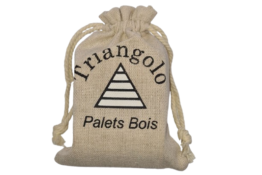 Triangolo : jeu de palets innovant 4-en-1 pour intérieur et extérieur. Fabriqué en Bretagne, ce jeu en bois offre plusieurs modes de jeu sur un plateau triangulaire unique. Idéal pour les familles, amis, et événements. Adapté à tous les âges (3-103 ans) et aux personnes à mobilité réduite. Comprend 12 palets (6 bois, 6 silicone) et une double face de jeu. Dimensions : 80x70x10 cm. Parfait pour camping, plage, maison, bars, écoles. Alternative moderne au palato et aux jeux de palets traditionnels. 